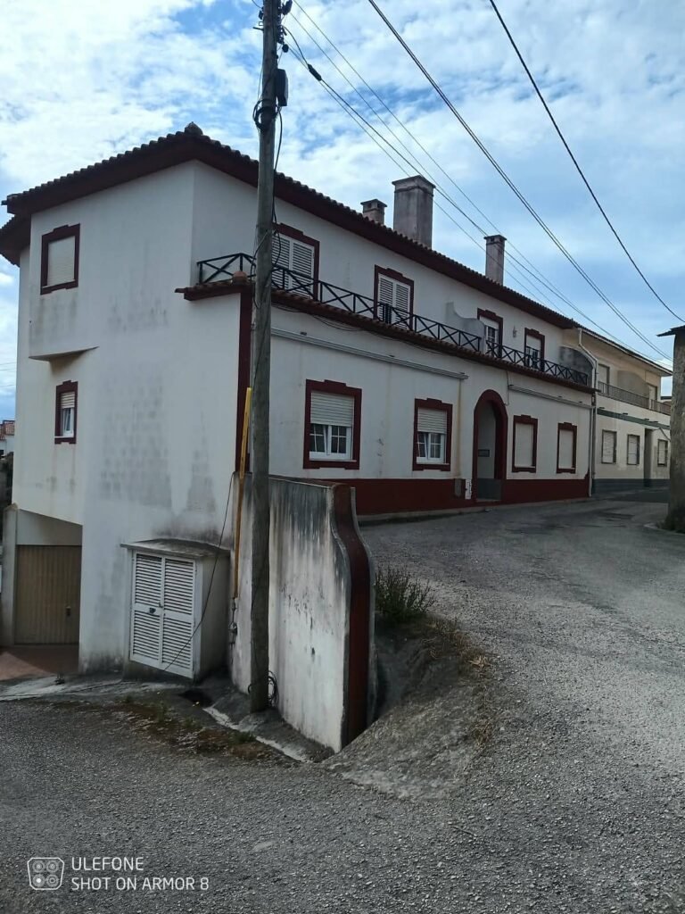 Trabalhos de pintura e isolamento em moradia Lourinha