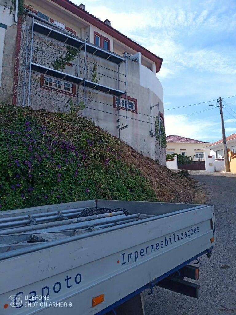 montagem de andaimes na recuperação de fachads de moradia Lourinha