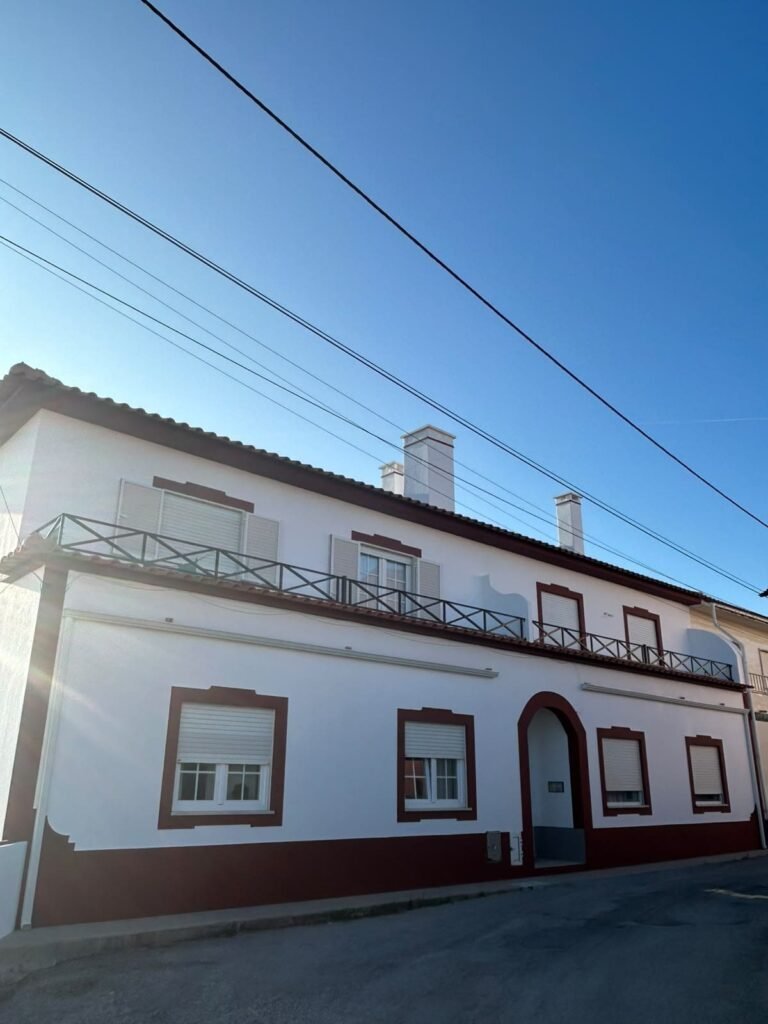 trabalho profissional de restaura, pintura isolamento, impermeabilização de fachadas de pequeno predio na Lourinha